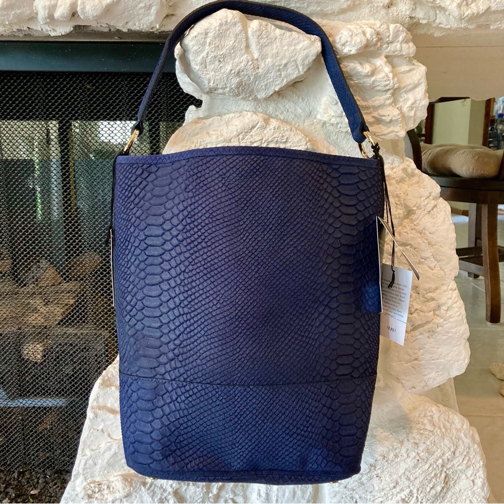 NWT Claudia Firenze navy blue snakeskin textured bucket style shoulder bag